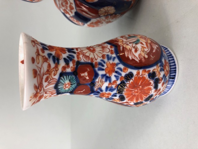 Oriental ceramics, a pair of Japanese Imari vases decorated in blue and red with flowers, un- - Image 4 of 11