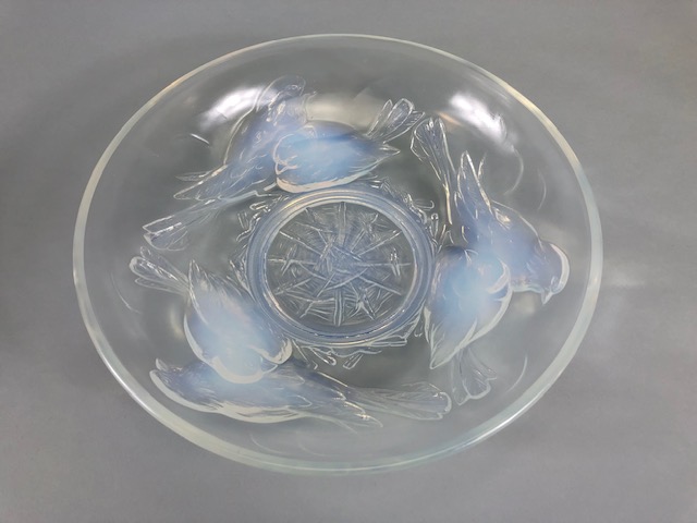 Art Deco opalescent glass bowl moulded with nesting birds, Circa 1930 signed EZAN France, - Image 2 of 7