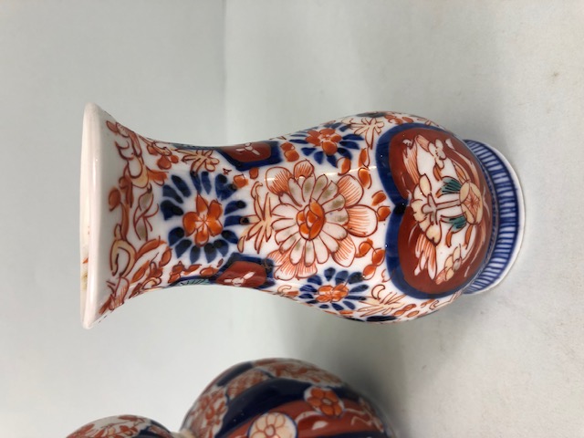 Oriental ceramics, a pair of Japanese Imari vases decorated in blue and red with flowers, un- - Image 6 of 11