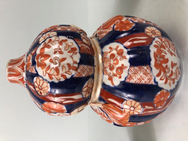 Oriental ceramics, a pair of Japanese Imari vases decorated in blue and red with flowers, un- - Image 10 of 11
