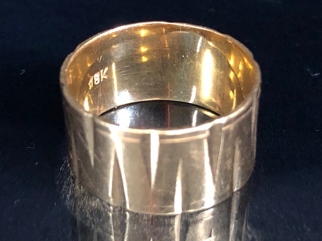 18ct Gold band size 'K' and approx 4.9g - Image 2 of 5