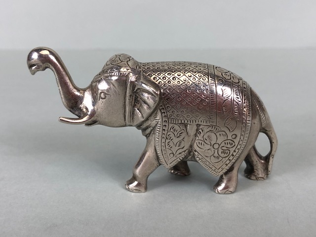 Pair of White metal possibly Indian Silver Elephants each approx 4cm tall and total weight 245g - Image 2 of 6