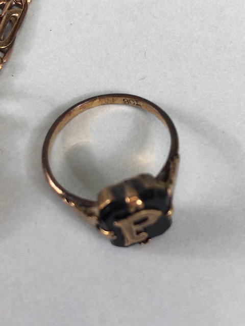 Gold Jewellery, 9ct stamped morning ring with the initial P, size J1/2, unmarked yellow metal - Image 6 of 6