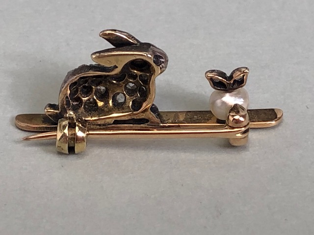 Yellow metal bar brooch mounted with a white metal diamond set rabbit staring at a pearl apple - Image 5 of 9