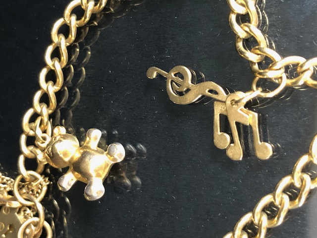 9ct Gold bracelet with 9ct Gold heart shaped lock and 9ct St Christopher and musical notes total - Image 4 of 6