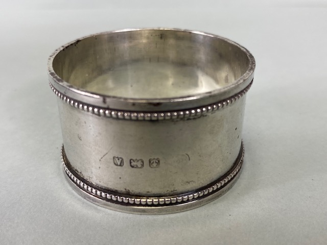 Collection of four boxed Silver hallmarked various styles of napkin rings (total weight 109g) - Image 8 of 10