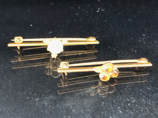 Gold Jewellery, 2 bar brooches in yellow gold one stamped 756 set with a round moonstone and 3 - Image 2 of 7