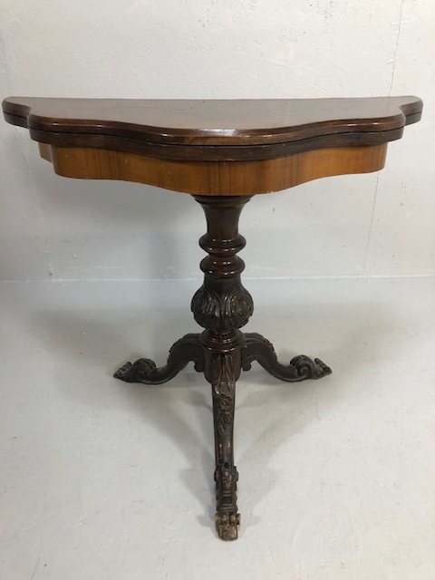 Antique folding card table with book match veneer, on carved tripod base opening to reveal green - Image 3 of 7