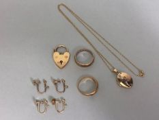 9ct Gold jewellery to include two rings (A/F), a heart shaped lock, Gold chain etc total weight