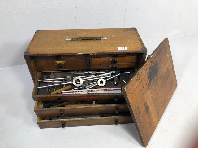 Wooden portable tool chest opening to reveal nine drawers and containing various engineering tools - Image 8 of 8