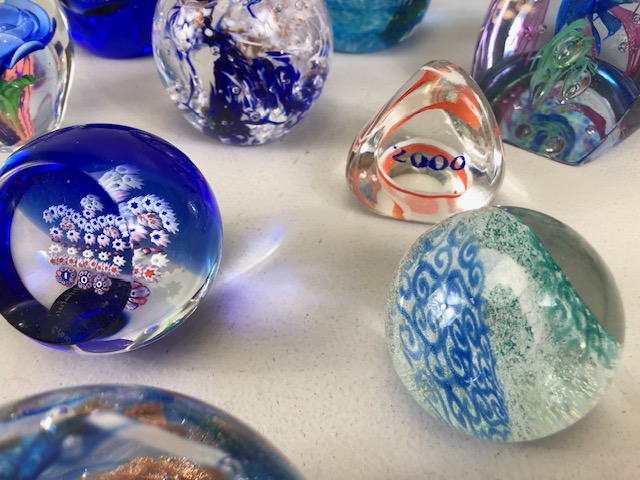 Paperweights, a collection of vintage glass paper weights of varying patterns and shapes the - Image 3 of 16