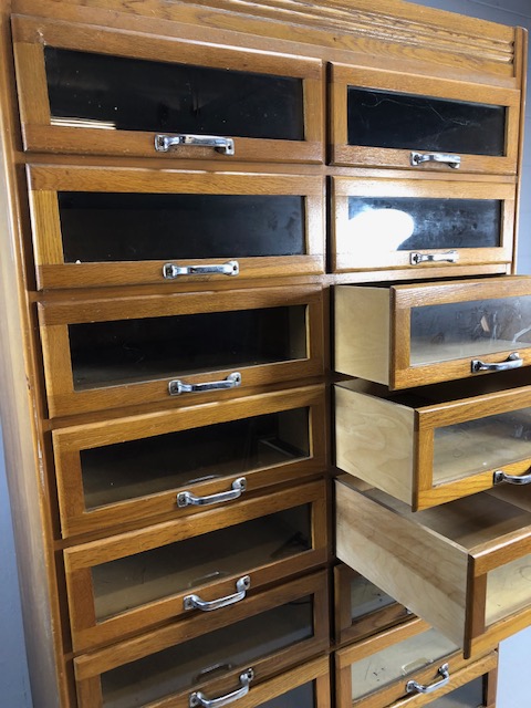 Vintage light oak haberdashery cabinet / shop keepers unit fitted with 16 glass fronted drawers - Image 14 of 14