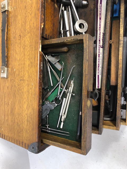 Wooden portable tool chest opening to reveal nine drawers and containing various engineering tools - Image 7 of 8