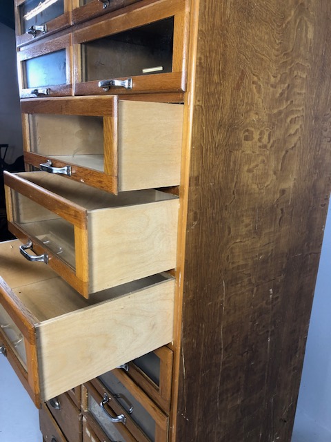 Vintage light oak haberdashery cabinet / shop keepers unit fitted with 16 glass fronted drawers - Image 8 of 14