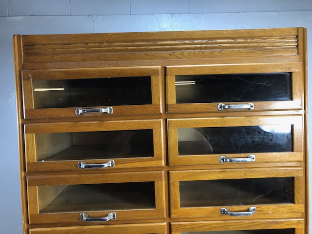 Vintage light oak haberdashery cabinet / shop keepers unit fitted with 16 glass fronted drawers - Image 6 of 14