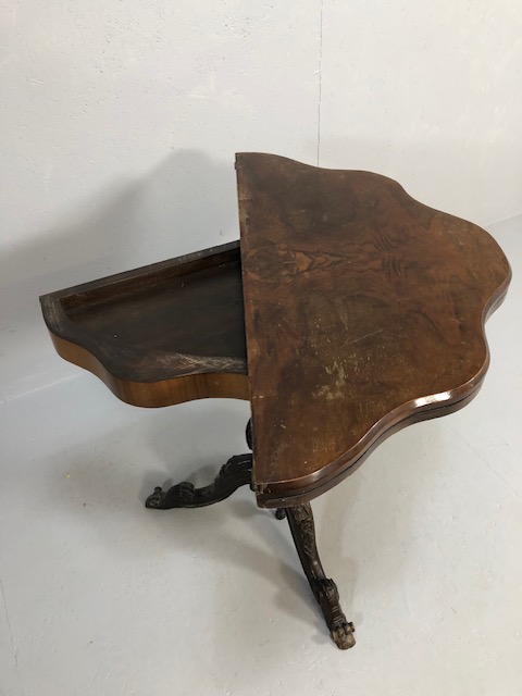 Antique folding card table with book match veneer, on carved tripod base opening to reveal green - Image 7 of 7