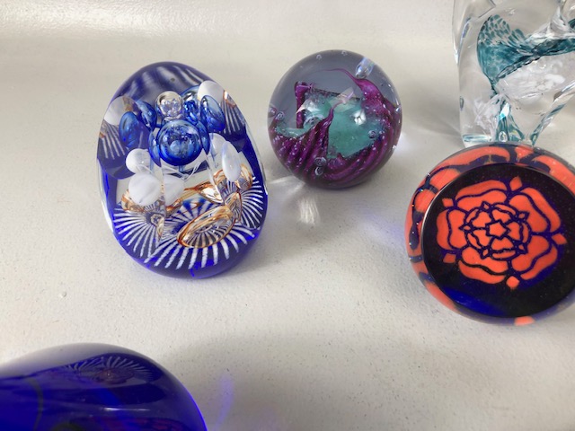 Paperweights, a collection of vintage glass paper weights of varying patterns and shapes the - Image 13 of 16