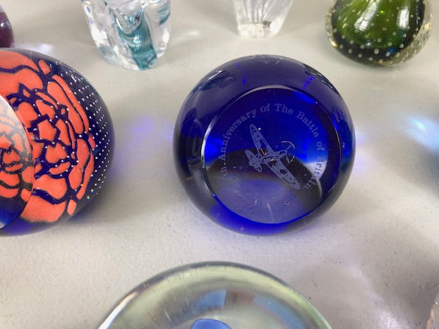 Paperweights, a collection of vintage glass paper weights of varying patterns and shapes the - Image 8 of 16