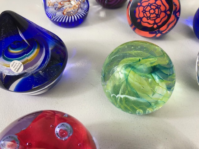 Paperweights, a collection of vintage glass paper weights of varying patterns and shapes the - Image 12 of 16