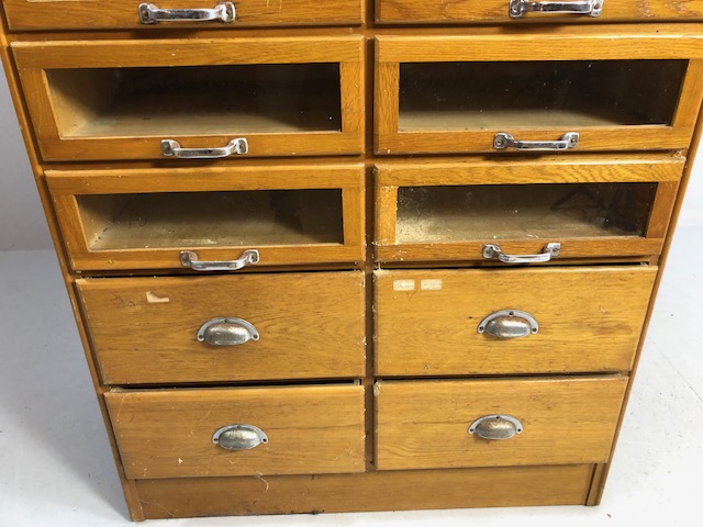 Vintage light oak haberdashery cabinet / shop keepers unit fitted with 16 glass fronted drawers - Image 4 of 14