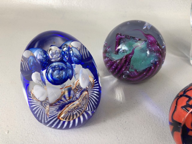 Paperweights, a collection of vintage glass paper weights of varying patterns and shapes the - Image 14 of 16