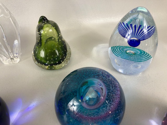 Paperweights, a collection of vintage glass paper weights of varying patterns and shapes the - Image 6 of 16