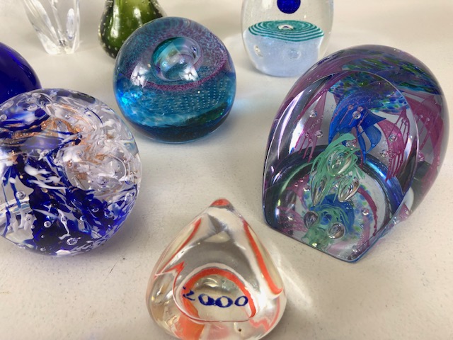 Paperweights, a collection of vintage glass paper weights of varying patterns and shapes the - Image 4 of 16
