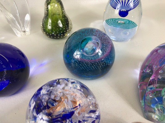 Paperweights, a collection of vintage glass paper weights of varying patterns and shapes the - Image 5 of 16