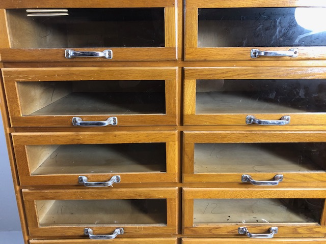 Vintage light oak haberdashery cabinet / shop keepers unit fitted with 16 glass fronted drawers - Image 5 of 14