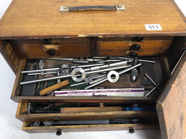 Wooden portable tool chest opening to reveal nine drawers and containing various engineering tools - Image 6 of 8