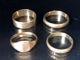 Four 9ct Gold rings to include a signet ring and bands total weight approx 12.8g