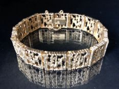 9ct Gold Bark effect bracelet with safety chain approx 25.6