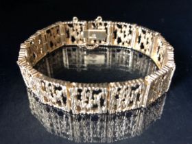 9ct Gold Bark effect bracelet with safety chain approx 25.6