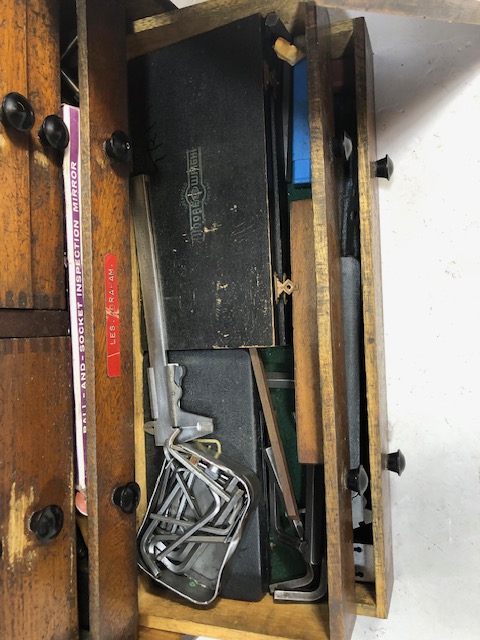 Wooden portable tool chest opening to reveal nine drawers and containing various engineering tools - Image 5 of 8