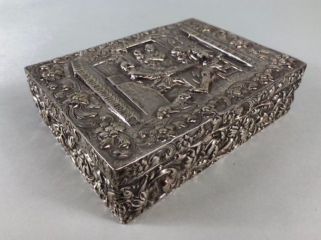 Edwardian 1904 Silver hallmarked velvet lined box, with hinged lid and repousse design, depicting - Image 2 of 7