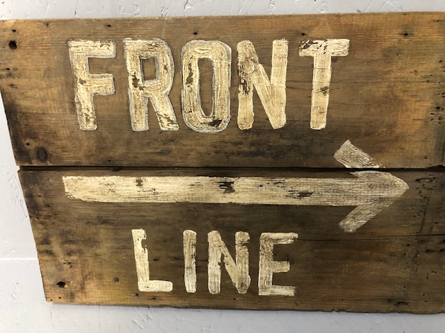 Militaria interest, WW1 British trench Sign hand painted on planks FRONT LINE with arrow, board - Image 2 of 5