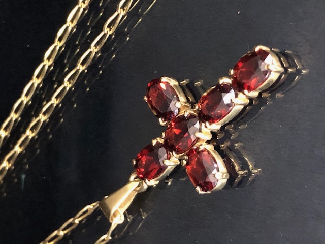 9ct Gold chain with a 9ct Gold pendant cross set with garnets (total weight approx 6.5g - Image 2 of 7