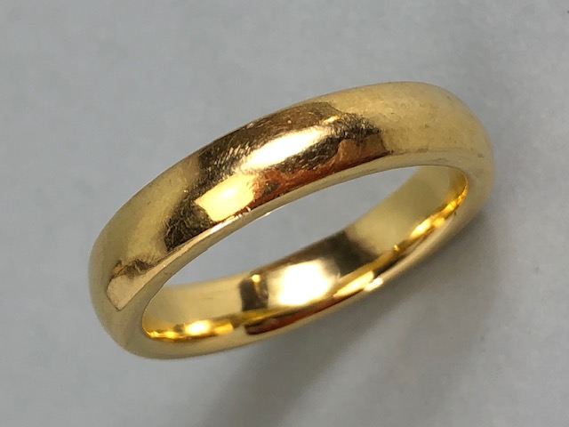 18ct yellow gold barrel wedding ring approximately size N , 7.2g