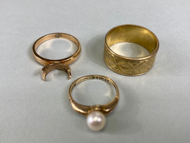 9ct yellow gold ring set with a single cultured pearl size G, 9ct yellow gold diamond cut wedding