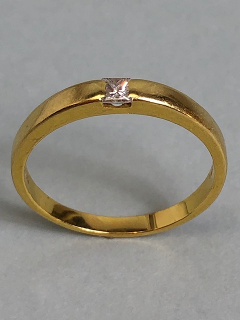 18ct Gold Band set with a single cushion cut Diamond size approx 'T' and total weight approx 4.5g - Image 2 of 5