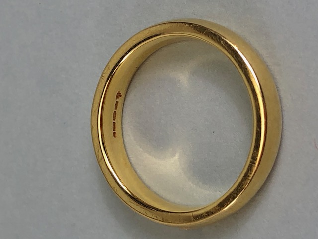 18ct yellow gold barrel wedding ring approximately size N , 7.2g - Image 2 of 2