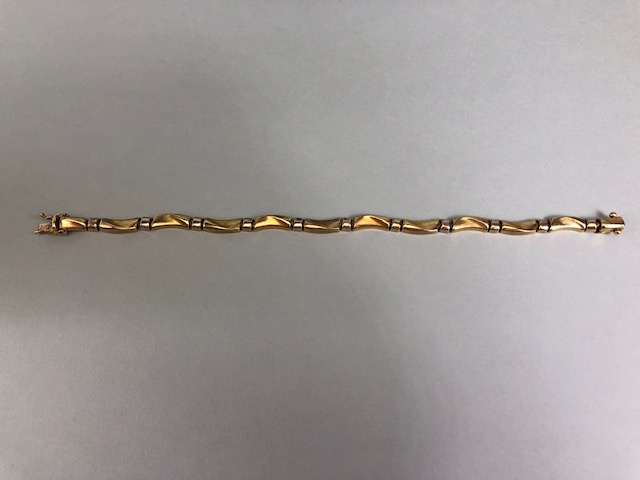 Contemporary 9ct Gold Bracelet with wavey links approx 20cm in length and 7.9g - Image 4 of 5