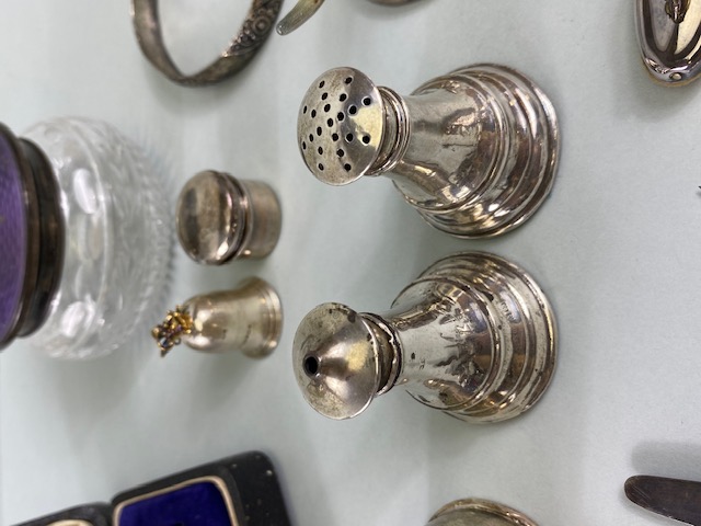 Quantity of silver items to include cigar cutter, napkin rings, bracelet's etc - Image 6 of 11