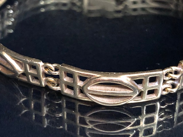 9ct Gold Bracelet with open work rectangular panels approx 19cm in length and 15.9g - Image 2 of 8