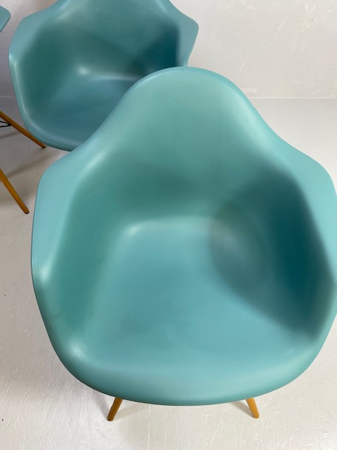 Vitra Eames plastic armchairs, design Charles and Ray Eames, set of four with outsplayed wooden - Image 9 of 17