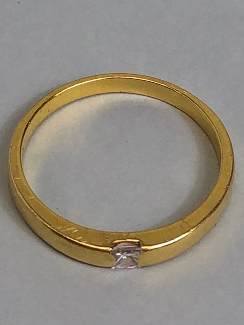 18ct Gold Band set with a single cushion cut Diamond size approx 'T' and total weight approx 4.5g - Image 4 of 5