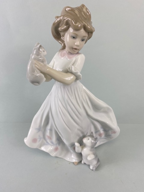 Lladro, porcelain figures being 010.08023, Room for Three, 06109, Meal time, 010.06941 Kittens - Image 2 of 12