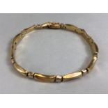 Contemporary 9ct Gold Bracelet with wavey links approx 20cm in length and 7.9g