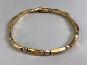 Contemporary 9ct Gold Bracelet with wavey links approx 20cm in length and 7.9g