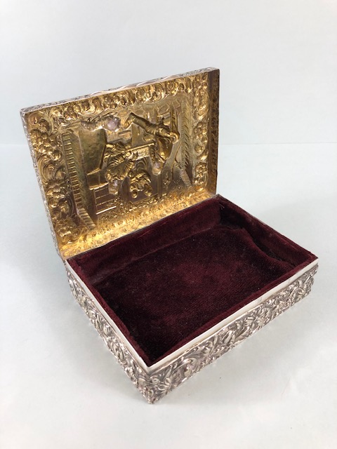 Edwardian 1904 Silver hallmarked velvet lined box, with hinged lid and repousse design, depicting - Image 5 of 7